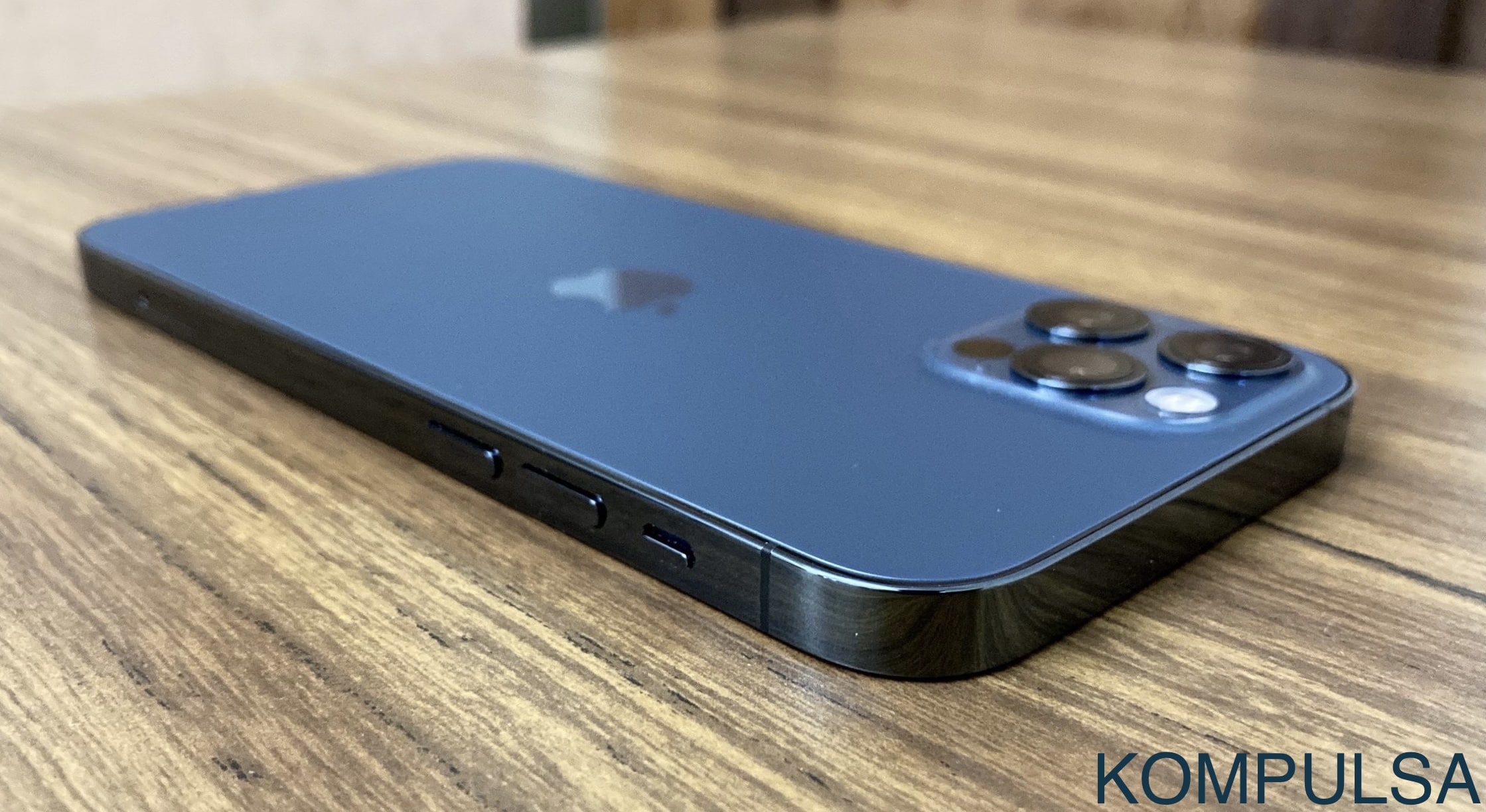 iPhone 12 Pro: Pacific Blue.